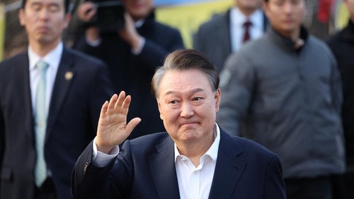 South Korean impeached President Yoon Suk Yeol walks outside the Seoul detention center after his release, in Uiwang, South Korea, March 8, 2025. REUTERS/Kim Hong-ji