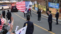 Para pendukungnya bersorak saat presiden yang berstatus nonaktif usai dimakzulkan parlemen itu berjalan di depan mereka, sebelum masuk ke dalam mobil.