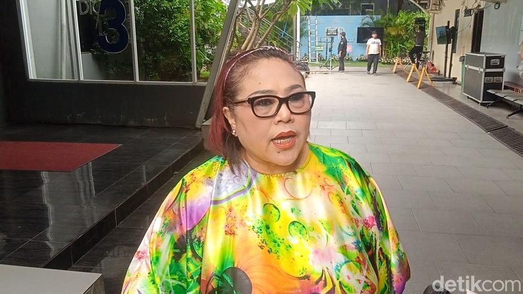 Mpok Alpa Menangis di Pelukan Nunung Saat Tahu Kena Kanker