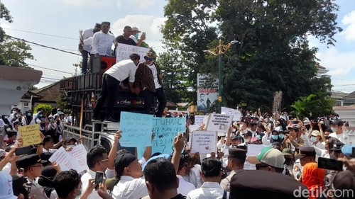 Para calon PPPK tahun 2024 demo DPRD NTB, Senin (10/3/2025). (Ahmad Viqi/detikBali)