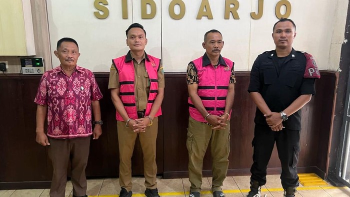 Para tersangka korupsi jual beli beli tanah kas desa di Sidokerto Sidoarjo