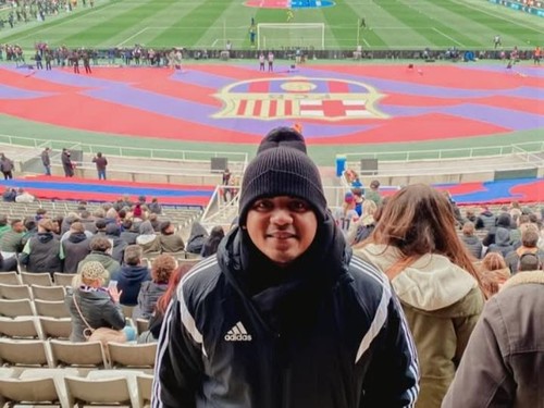 Pelatih Bali United U-16 Sandhika Pratama saat mengunjungi Stadion Camp Nou milik klub Barcelona. (Foto: Istimewa)