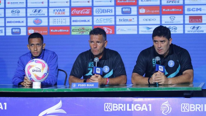 Pelatih PSBS Biak Marcos Guillermo Samso dalam sesi prematch konferensi pers jelang melawan Bali United dalam lanjutan Liga 1 2024/2025.
