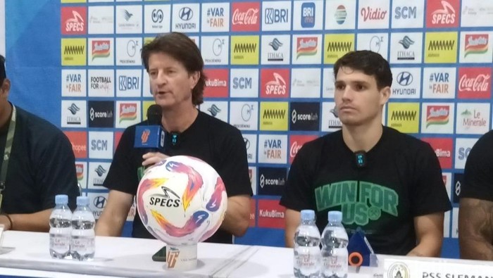 Pelatih PSS, Pieter Huistra dan pemainnya, Vico Duarte, saat sesi jumpa pers lawan Persis Solo, Senin (10/3/2025).
