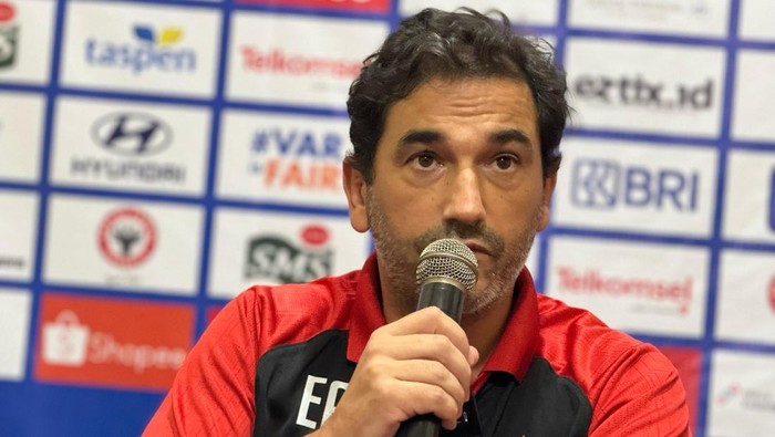 Pelatih Semen Padang Eduardo Almeida