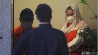 KPK memeriksa Hevearita dan Alwin Basri untuk pertama kali usai ditahan pada 19 Februari lalu.