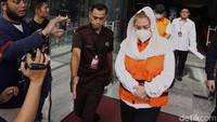 Hevearita dan Alwin Basri berjalan menuju mobil tahanan usai menjalani pemeriksaan di Gedung Merah Putih KPK, Jakarta.