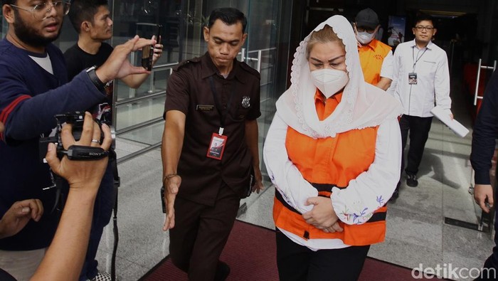 Tersangka mantan Wali Kota Semarang Hevearita Gunaryanti Rahayu alias Mbak Ita bersama suaminya yang pernah menjabat Ketua Komisi D DPRD Provinsi Jawa Tengah periode 2019-2024 Alwin Basri berjalan menuju mobil tahanan di Gedung Merah Putih KPK, Jakarta, Senin (10/3/2025).
