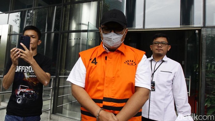 Pemeriksaan Perdana Eks Wali Kota Semarang Tersangka mantan Wali Kota Semarang Hevearita Gunaryanti Rahayu alias Mbak Ita bersama suaminya yang pernah menjabat Ketua Komisi D DPRD Provinsi Jawa Tengah periode 2019-2024 Alwin Basri berjalan menuju mobil tahanan di Gedung Merah Putih KPK, Jakarta, Senin (10/3/2025).