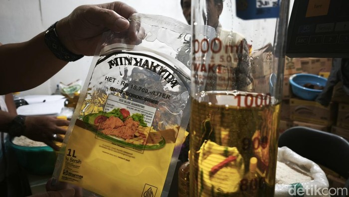 Pemkot Bandung saat sidak minyakita di Pasar Kosambi