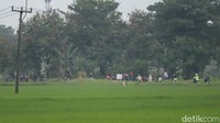 Jalan alternatif ini hanya dapat digunakan oleh sepeda motor, dengan lebar cukup untuk dua unit motor, namun bagi pengendara harus berhati-hati karena jalan licin dan berlumpur.