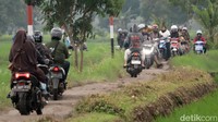 Akses jalan menuju Kota Bandung tak bisa dilintasi kendaraan bermotor khususnya kendaraan roda dua. Akibatnya, jalur alternatif menuju ke Kota Bandung mengalami kepadatan.