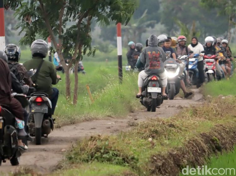 Banjir di Sapan Bandung, Pemotor Ramai-ramai Akses Jalan Persawahan