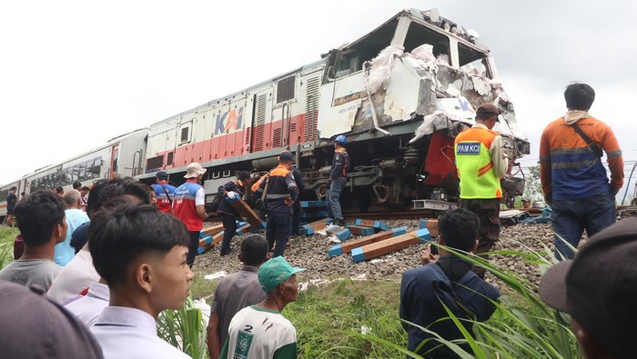 Sejumlah petugas mengevakuasi Kereta Api Kertanegara yang mengalami kecelakaan di Ngadiluwih, Kabupaten Kediri, Jawa Timur, Senin (10/3/2025). Kereta Api Kertanegara jurusan Malang-Purwokerto tersebut bertabrakan dengan truk pengangkut pupuk di perlintasan tanpa palang pintu KM 175+4 antara Stasiun Kras-Ngadiluwih Kabupaten Kediri dan mengakibatkan satu orang meninggal dunia. ANTARA FOTO/Prasetia Fauzani/rwa.