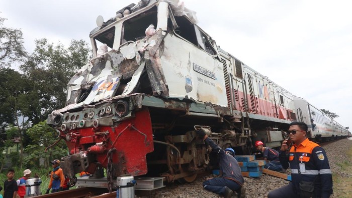 Sejumlah petugas mengevakuasi Kereta Api Kertanegara yang mengalami kecelakaan di Ngadiluwih, Kabupaten Kediri, Jawa Timur, Senin (10/3/2025). Kereta Api Kertanegara jurusan Malang-Purwokerto tersebut bertabrakan dengan truk pengangkut pupuk di perlintasan tanpa palang pintu KM 175+4 antara Stasiun Kras-Ngadiluwih Kabupaten Kediri dan mengakibatkan satu orang meninggal dunia. ANTARA FOTO/Prasetia Fauzani/rwa.