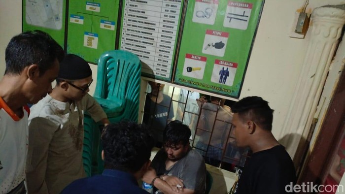 Pengedar sabu saat diamankan warga di Cirebon