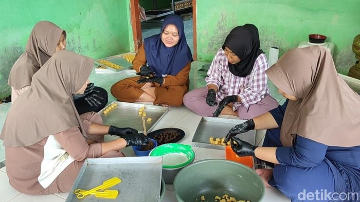 Penjual kue kering di Pangandara