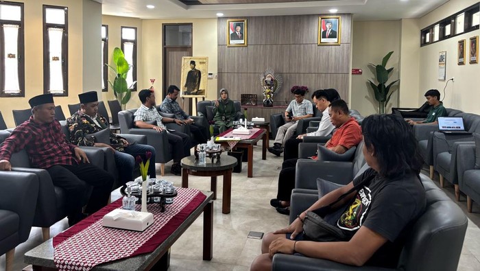 Perpusnas Bung Karno mengundang pihak manajemen penyanyi Mala Agatha yang bikin video klip Iclik Cinta.