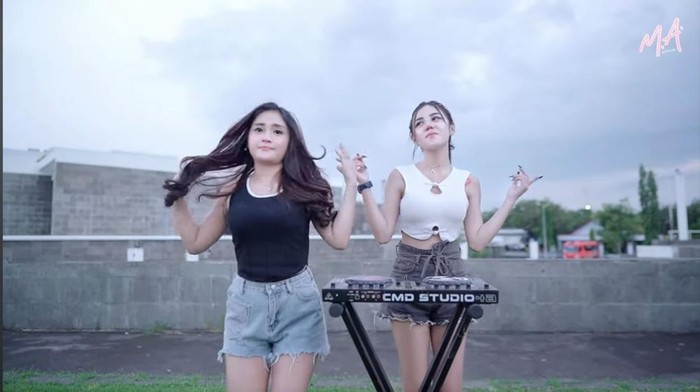 Perpusnas Bung Karno mengundang pihak manajemen penyanyi Mala Agatha yang bikin video klip Iclik Cinta.