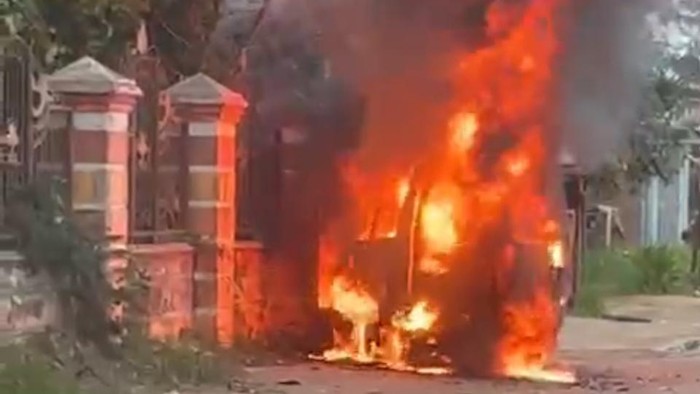 Sebuah mobil angkutan umum atau pete-pete di Polewali Mandar (Polman), Sulawesi Barat (Sulbar) yang membawa 5 jeriken berisi bahan bakar minyak (BBM) terbakar.