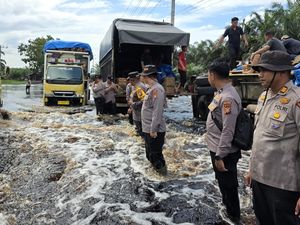 Jalintim di Pelalawan Terendam Banjir, Truk Bermuatan Telur Terbalik