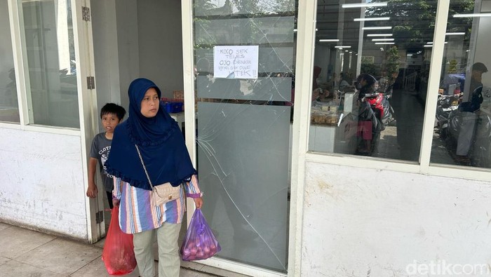 Pintu kaca di Pasar Induk Among Tani Kota Batu yang dirusak pedagang.