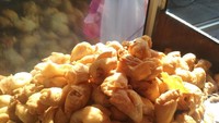Onde Molen Mini Muara Karang ini menawarkan molen mini dengan isian pisang yang royal. Kulitnya dibuat mekar, sehingga lebih renyah. Foto: Google Review
