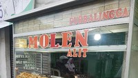 Molen ALIT Purbalingga di Jakarta Timur menawarkan molen mini dengan berbagai varian. Ada varian keju, ketan hitam, hingga kacang hijau. Foto: Google Review