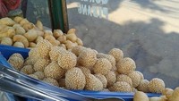 Molen mini dengan isian pisang yang padat bisa kamu nikmati di Onde Molen Mini Si Ariill, Jagakarsa. Selain molen, tersedia juga onde mini. Foto: Google Review