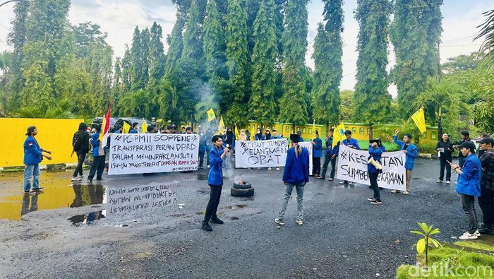 PMII demo di Kantor DPRD Soppeng mendesak agar Direktur RSUD Latemmamala dicopot.
