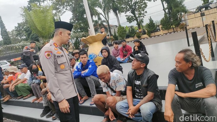 Polisi merazia puluhan preman yang meresahkan masyarakat di kawasan perkotaan Garut.