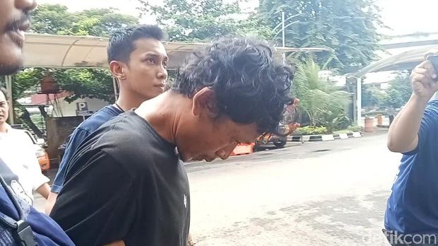 Polres Metro Jakarta Barat menangkap pelaku pembunuhan ibu dan anak yang jasadnya ditemukan dalam penampungan air di rumah di Tambora.