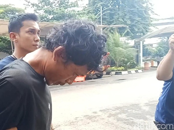 Polres Metro Jakarta Barat menangkap pelaku pembunuhan ibu dan anak yang jasadnya ditemukan dalam penampungan air di rumah di Tambora.