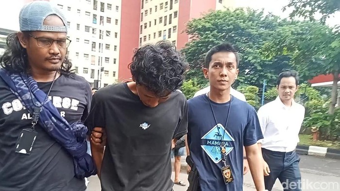 Polres Metro Jakarta Barat menangkap pelaku pembunuhan ibu dan anak yang jasadnya ditemukan dalam penampungan air di rumah di Tambora.