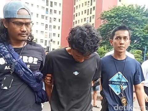Polres Metro Jakarta Barat menangkap pelaku pembunuhan ibu dan anak yang jasadnya ditemukan dalam penampungan air di rumah di Tambora.