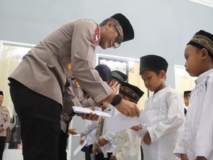 Senyum Ceria Anak Yatim Piatu Ikuti Santunan Polres Trenggalek