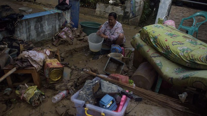Dua ekor ayam berdiri di atas perabotan rumah yang rusak terdampak banjir luapan Sungai Cinangka di Cikaobandung, Purwakarta, Jawa Barat, Senin (10/3/2025).  Badan Nasional Penanggulangan Bencana (BNPB) menyebutkan satu unit rumah rusak ringan dan sebanyak 156 keluarga terdampak banjir luapan pascajebolnya tanggul Sungai Cinangka saat intensitas curah hujan tinggi sejak Sabtu (8/3) malam. ANTARA FOTO/Novrian Arbi/rwa.