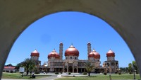 Suasana Masjid Agung Baitul Makmur Meulaboh di Desa Seuneubok, Johan Pahlawan, Aceh Barat, Aceh, Senin (10/3/2025).