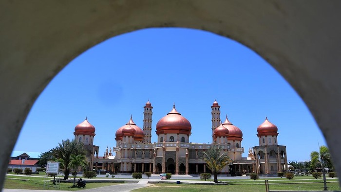 Suasana Masjid Agung Baitul Makmur Meulaboh di Desa Seuneubok, Johan Pahlawan, Aceh Barat, Aceh, Senin (10/3/2025). Masjid Agung Baitul Makmur Meulaboh yang dibangun tahun 1987 dengan gaya arsitektur perpaduan Timur Tengah, Asia dan Aceh tersebut merupakan salah satu masjid yang masih kokoh berdiri setelah dihantam gelombang tsunami pada 26 Desember 2004 silam di wilayah barat selatan Aceh, dan menjadi salah satu objek wisata religius yang masuk dalam daftar 100 masjid terindah di Indonesia. ANTARA FOTO/Syifa Yulinnas/rwa.