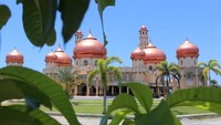 Masjid Agung Baitul Makmur Meulaboh yang dibangun tahun 1987 dengan gaya arsitektur perpaduan Timur Tengah, Asia dan Aceh tersebut merupakan salah satu masjid yang masih kokoh berdiri setelah dihantam gelombang tsunami pada 26 Desember 2004 silam di wilayah barat selatan Aceh.