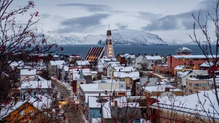 Image taken from the zig zag path leading to Salen Lookout. The route near the centre of town offers amazing panoramic views over Hammerfest, the worlds northernmost town. In the distance you can see the distinctive triangular tower of Hammerfest Church (Hammerfest Kirke).