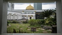 Warga berfoto di area Masjid Nurul Iman, Jakarta, Sabtu (8/3/2025). 