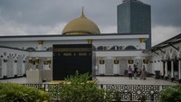 Masjid yang berada di atap bangunan Mal Blok M Square tersebut merupakan masjid terbesar yang ada di pusat perbelanjaan.