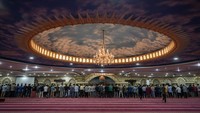 Masjid ini bisa menampung hingga 14 ribu jamaah.