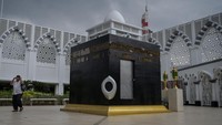 Masjid ini juga memiliki miniatur kabah.