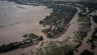 Foto udara banjir bandang akibat jebolnya tanggul Sungai Tuntang di Dusun Mintreng, Desa Baturagung, Kecamatan Gubug, Kabupaten Grobogan, Jawa Tengah, Minggu (9/3/2025). 
