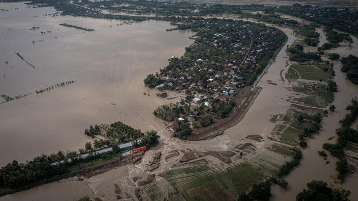 Foto udara banjir bandang akibat jebolnya tanggul Sungai Tuntang di Dusun Mintreng, Desa Baturagung, Kecamatan Gubug, Kabupaten Grobogan, Jawa Tengah, Minggu (9/3/2025). Menurut Pusdalops BPBD Grobogan, banjir yang melanda 21 desa di enam kecamatan di Kabupaten Grobogan itu dampak dari anomali cuaca dengan intensitas hujan tinggi pada Jumat (7/3) - Sabtu (8/3) di Kabupaten Grobogan dan Jawa Tengah serta adanya kiriman air dari hulu Sungai Lusi, Sungai Glugu dan Sungai Tuntang yang mengakibatkan air meluap hingga menyebabkan dua titik tanggul sungai jebol di Sungai Tuntang dan Sungai Kliteh. ANTARA FOTO/Aji Styawan/nz.