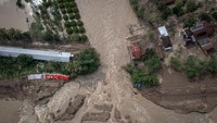Menurut Pusdalops BPBD Grobogan, banjir yang melanda 21 desa di enam kecamatan di Kabupaten Grobogan itu dampak dari anomali cuaca dengan intensitas hujan tinggi pada Jumat (7/3) - Sabtu (8/3) di Kabupaten Grobogan dan Jawa Tengah.