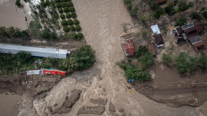 Foto udara banjir bandang akibat jebolnya tanggul Sungai Tuntang di Dusun Mintreng, Desa Baturagung, Kecamatan Gubug, Kabupaten Grobogan, Jawa Tengah, Minggu (9/3/2025). Menurut Pusdalops BPBD Grobogan, banjir yang melanda 21 desa di enam kecamatan di Kabupaten Grobogan itu dampak dari anomali cuaca dengan intensitas hujan tinggi pada Jumat (7/3) - Sabtu (8/3) di Kabupaten Grobogan dan Jawa Tengah serta adanya kiriman air dari hulu Sungai Lusi, Sungai Glugu dan Sungai Tuntang yang mengakibatkan air meluap hingga menyebabkan dua titik tanggul sungai jebol di Sungai Tuntang dan Sungai Kliteh. ANTARA FOTO/Aji Styawan/nz.