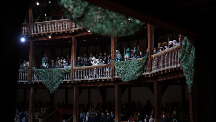 Potret Umat Muslim London Buka Puasa Bersama A child looks on as people pray during Open Iftar 2025 organised by the Ramadan Tent Project at Shakespeare's Globe in London, Britain, March 9, 2025. REUTERS/Hannah McKay